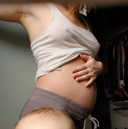 Belly update with my little photo bomber (21w)