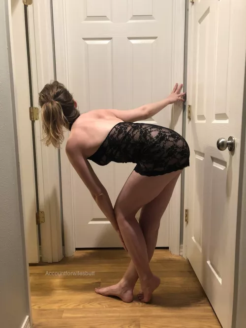 π°πΌ bending over in lace.