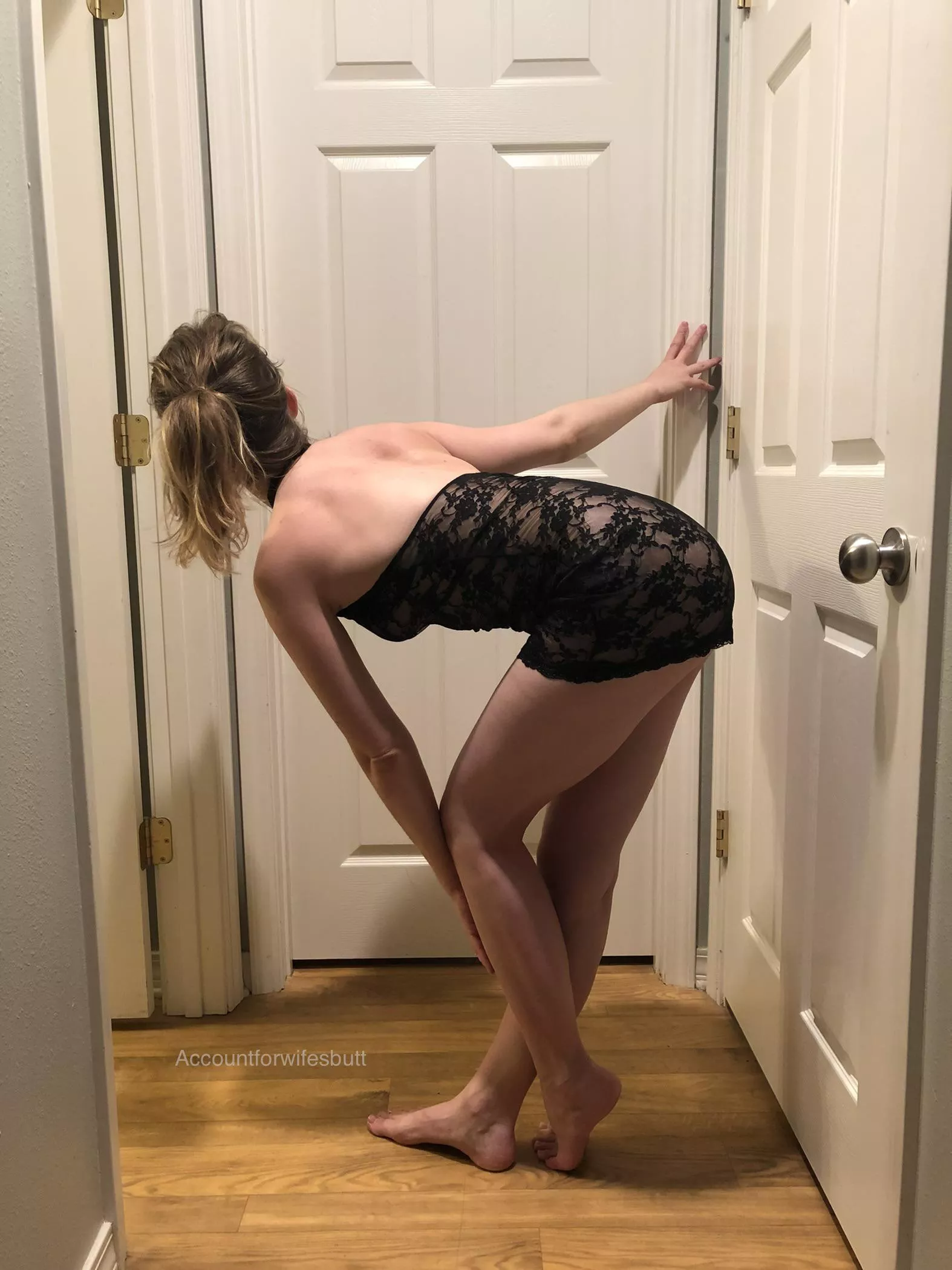 👰🏼 bending over in lace.