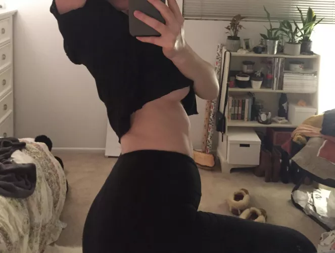 best of both worlds: underboob and yoga pants 👅