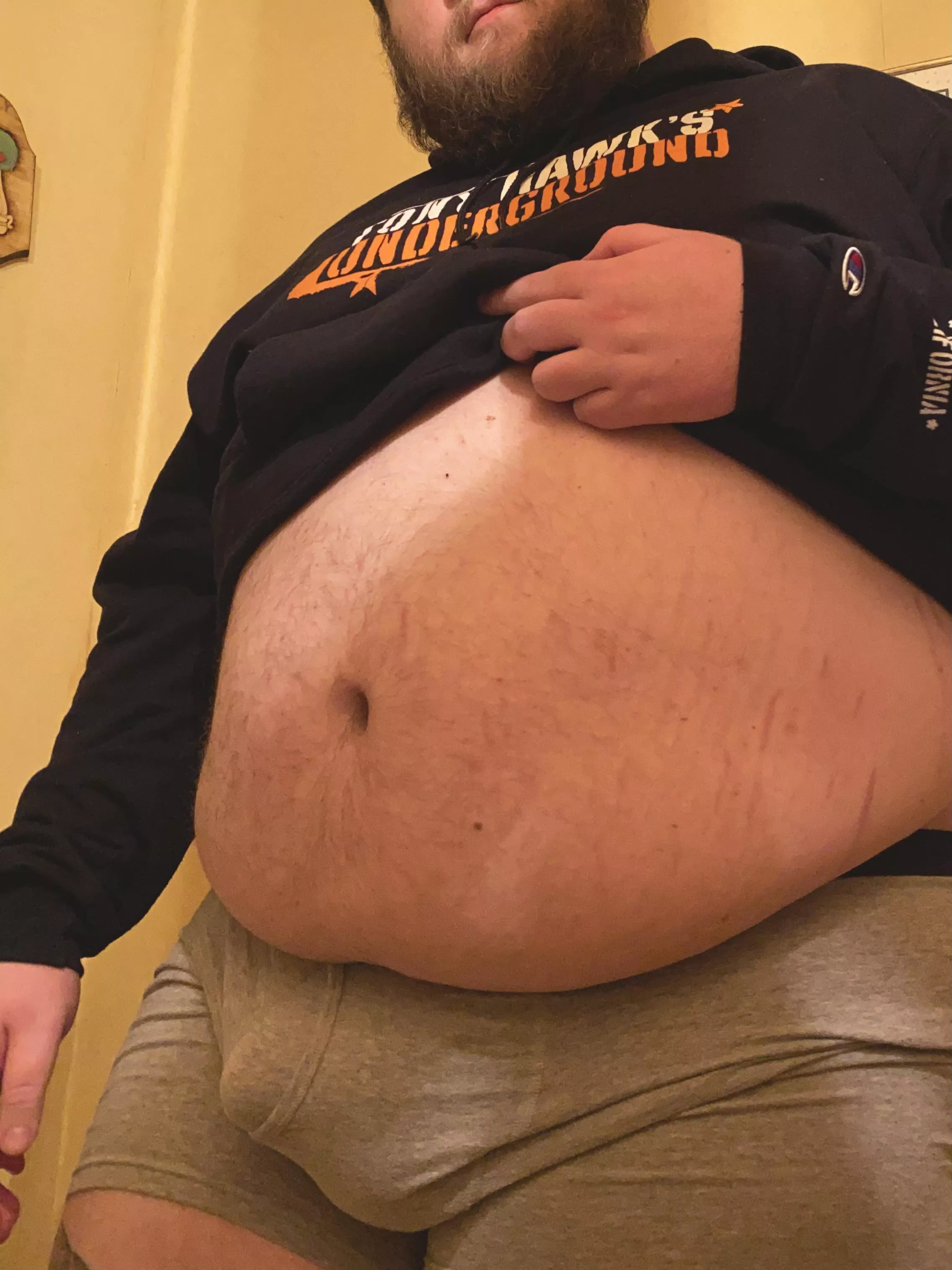 Bi guy here into other chubby folks. Hey everyone! 👋