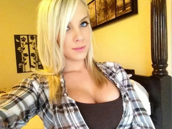 Bibi Jones selfie