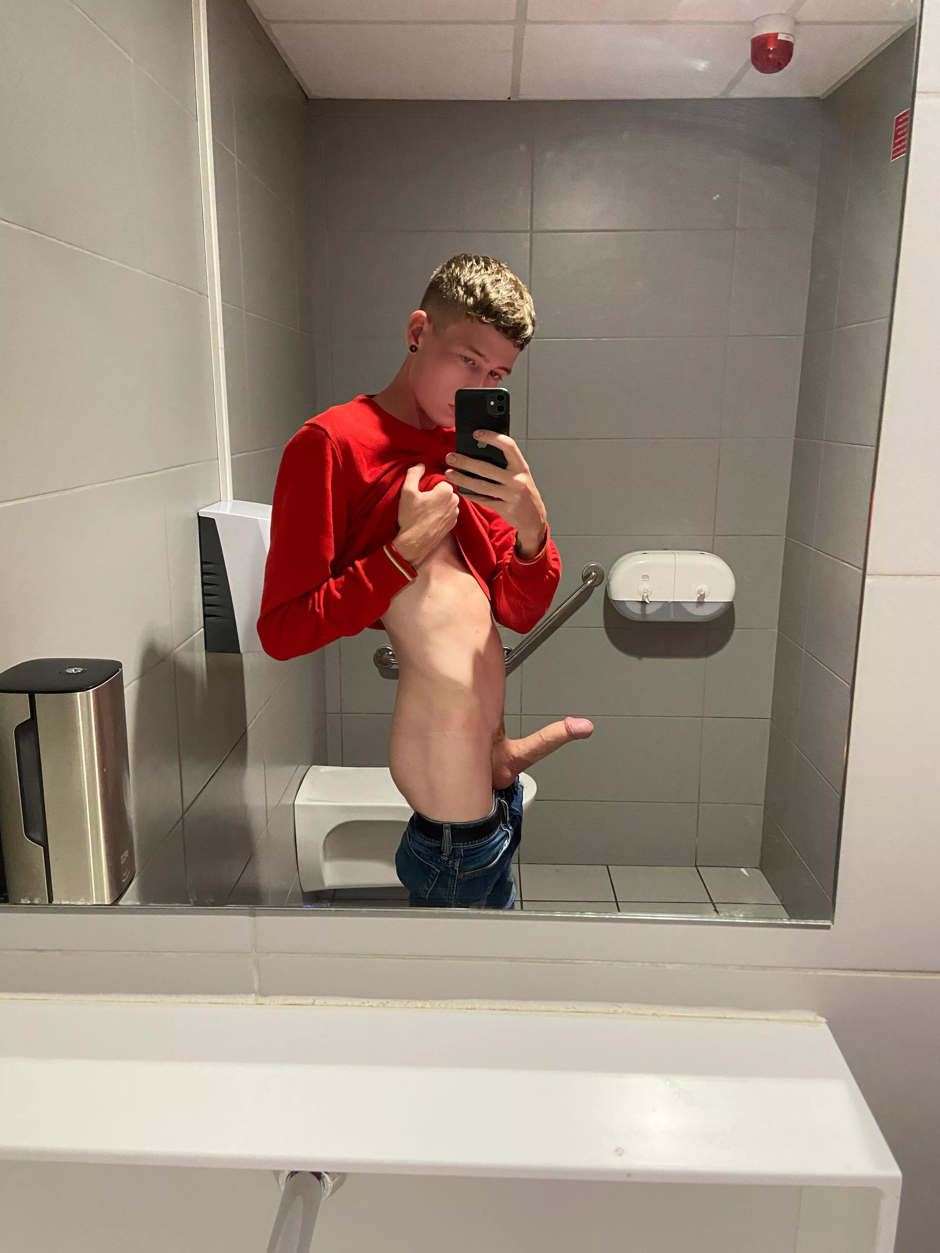 Big bathroom boner 😁🍆