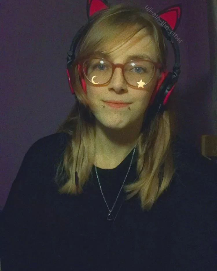 Big comfy jumper and cat eat headphones 💖