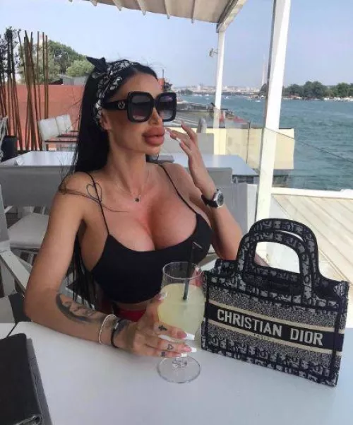 big lips and tits🔥