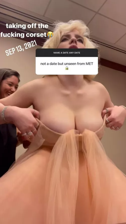 Billie Eilish in this dress was 2021's best gift