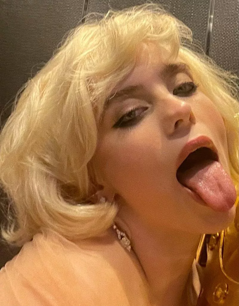 Billie Eilish is impatiently waiting for you to finish on her face 😛 Billie Eilish is impatiently waiting for you to finish on her face 😛