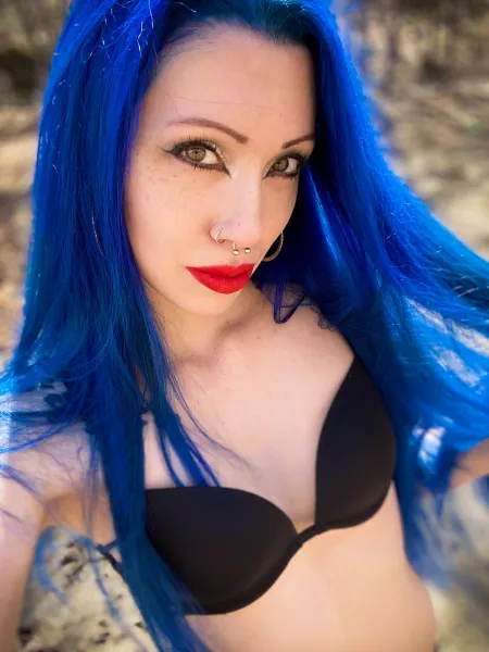 Black eyeliner and red lipstick is my go to 💋🖤