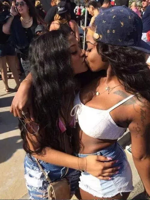 Black Girls Kissing
