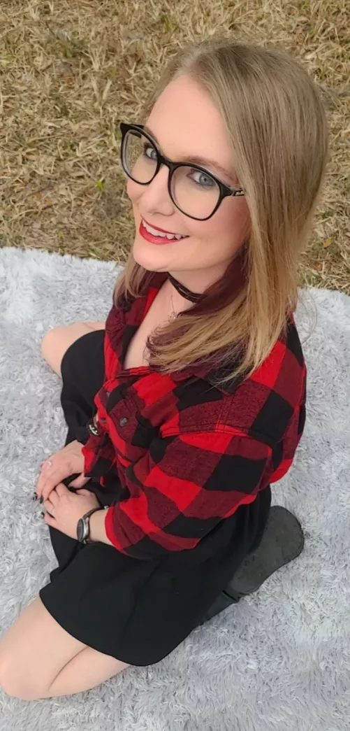 Black glasses and red lips ππ