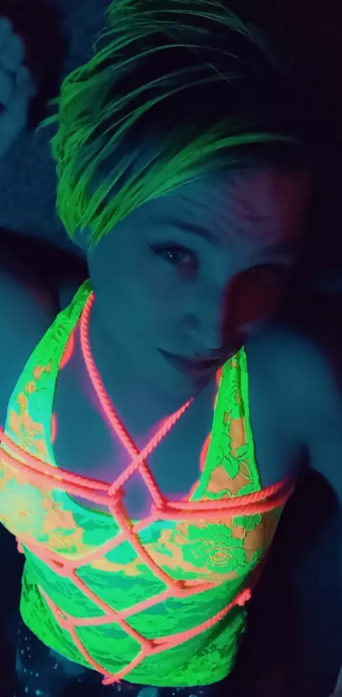 Blacklight Babe Shares Self-tie Selfie