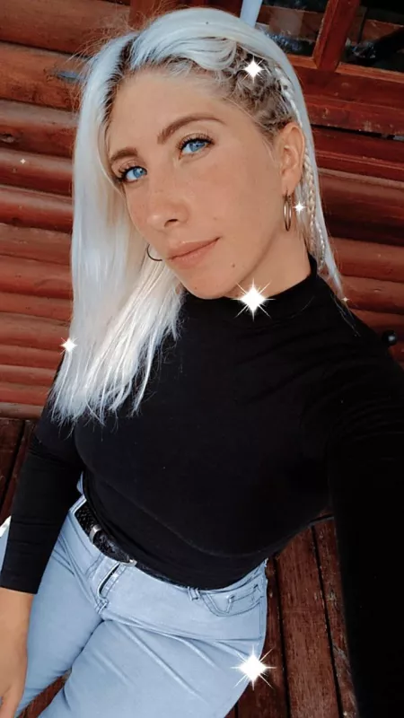 Blond hair blue eyes big 🍑