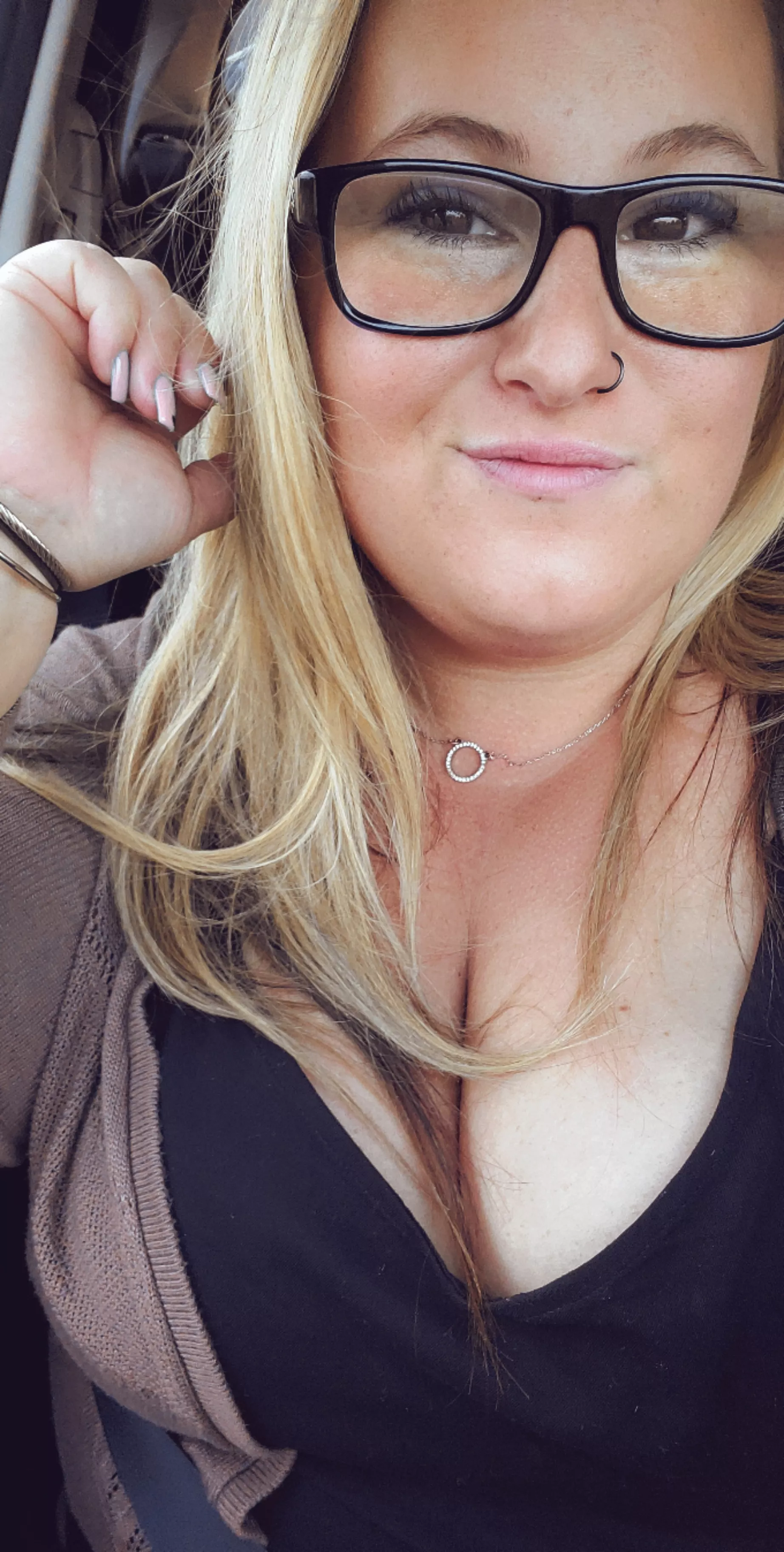 Blonde hair ✔️ Glasses ✔️ Cute face ✔️