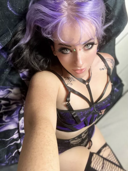 Blood on her skin, dripping with sin, do it again, living dead girl πΆ