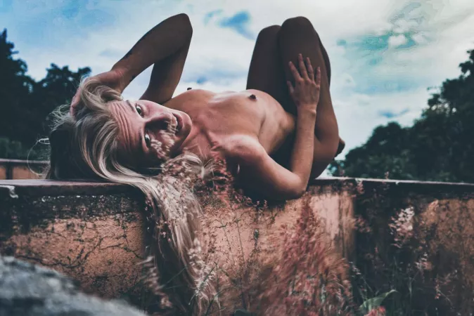Blue sky, flowers and a naked body π