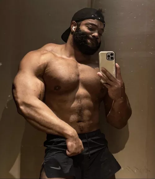 Bodybuilder by day and a gaymer by night 🏋🏽♀️