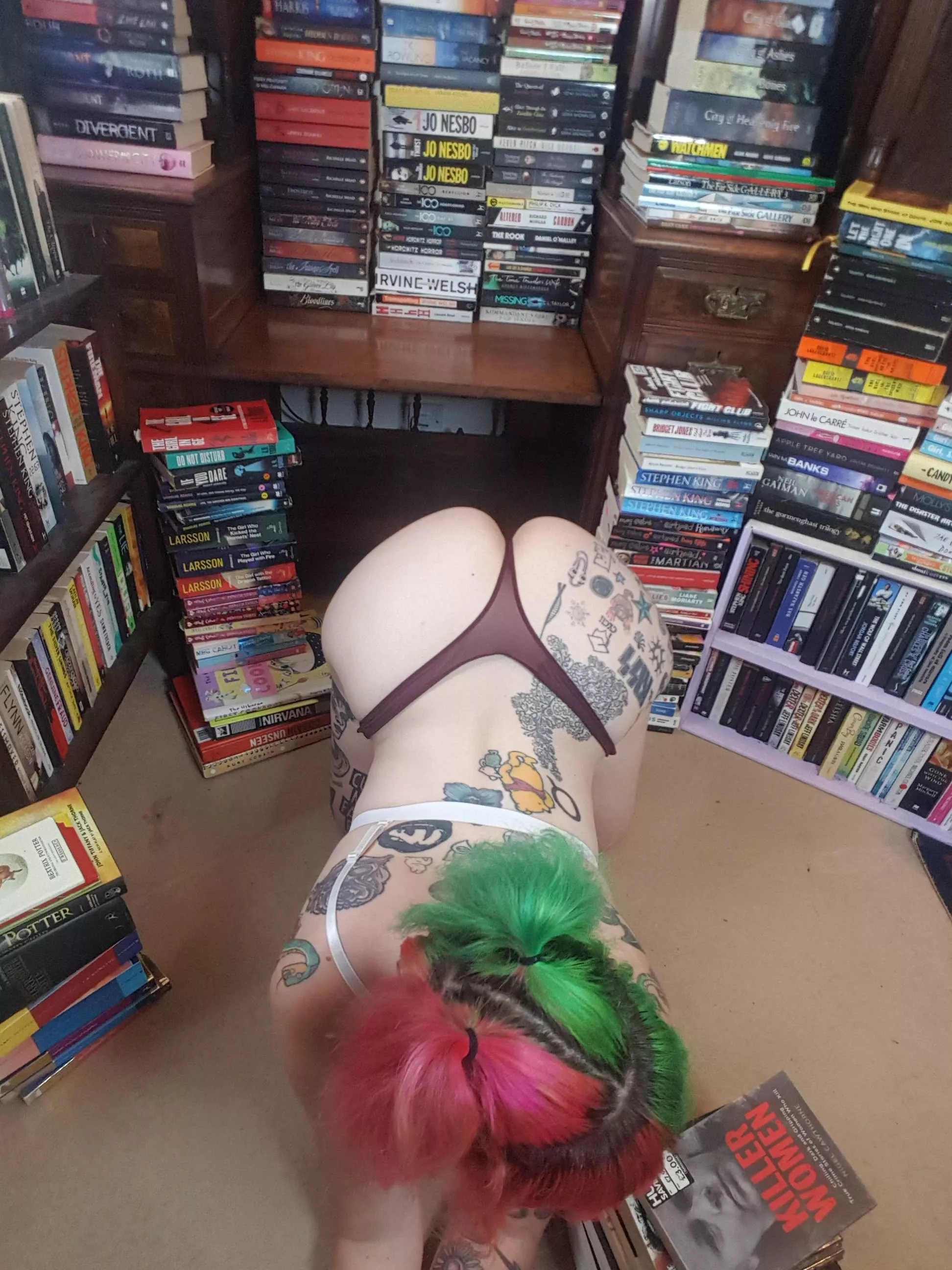 Book nook 📚 (with butt 🍑)