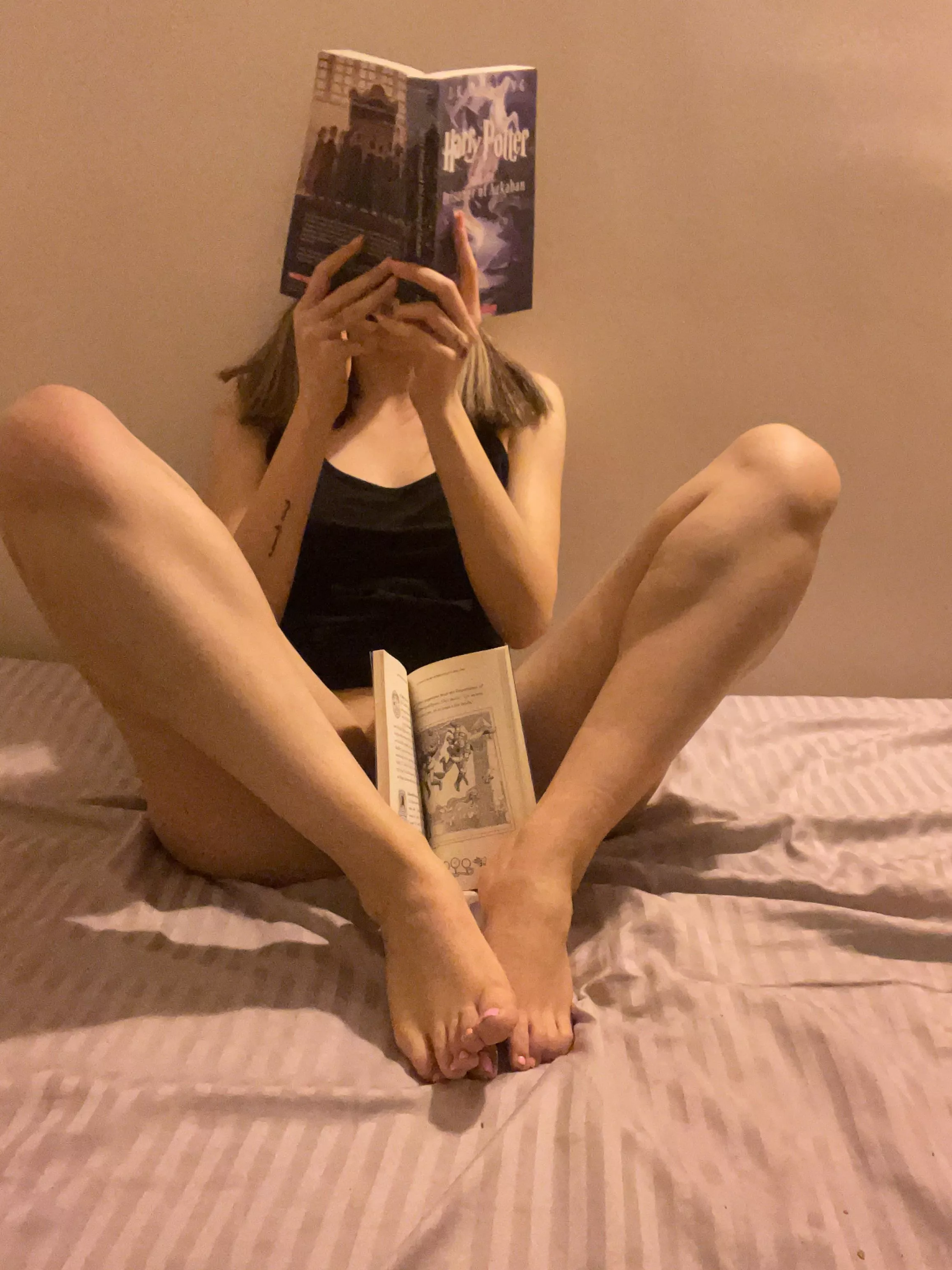 Bookworm [F]riend is here...Anyone likes to read the book between my leg?
