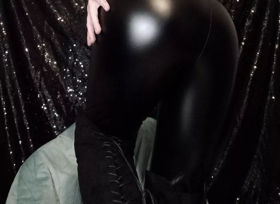 Boots that tie all the way up the back are always hot 🥵 Boots that tie all the way up the back are always hot 🥵