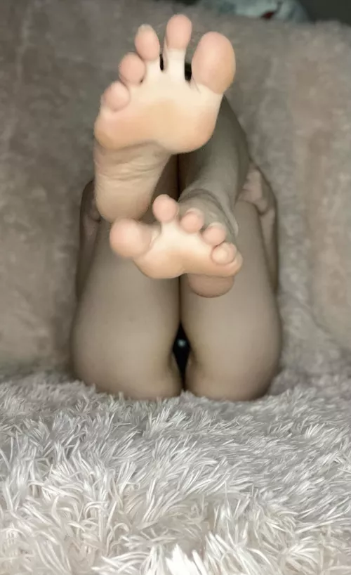 Booty + feet for the eyes enjoyment π¦Άπ»π