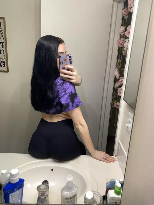 Booty on the counter 🍑🙊