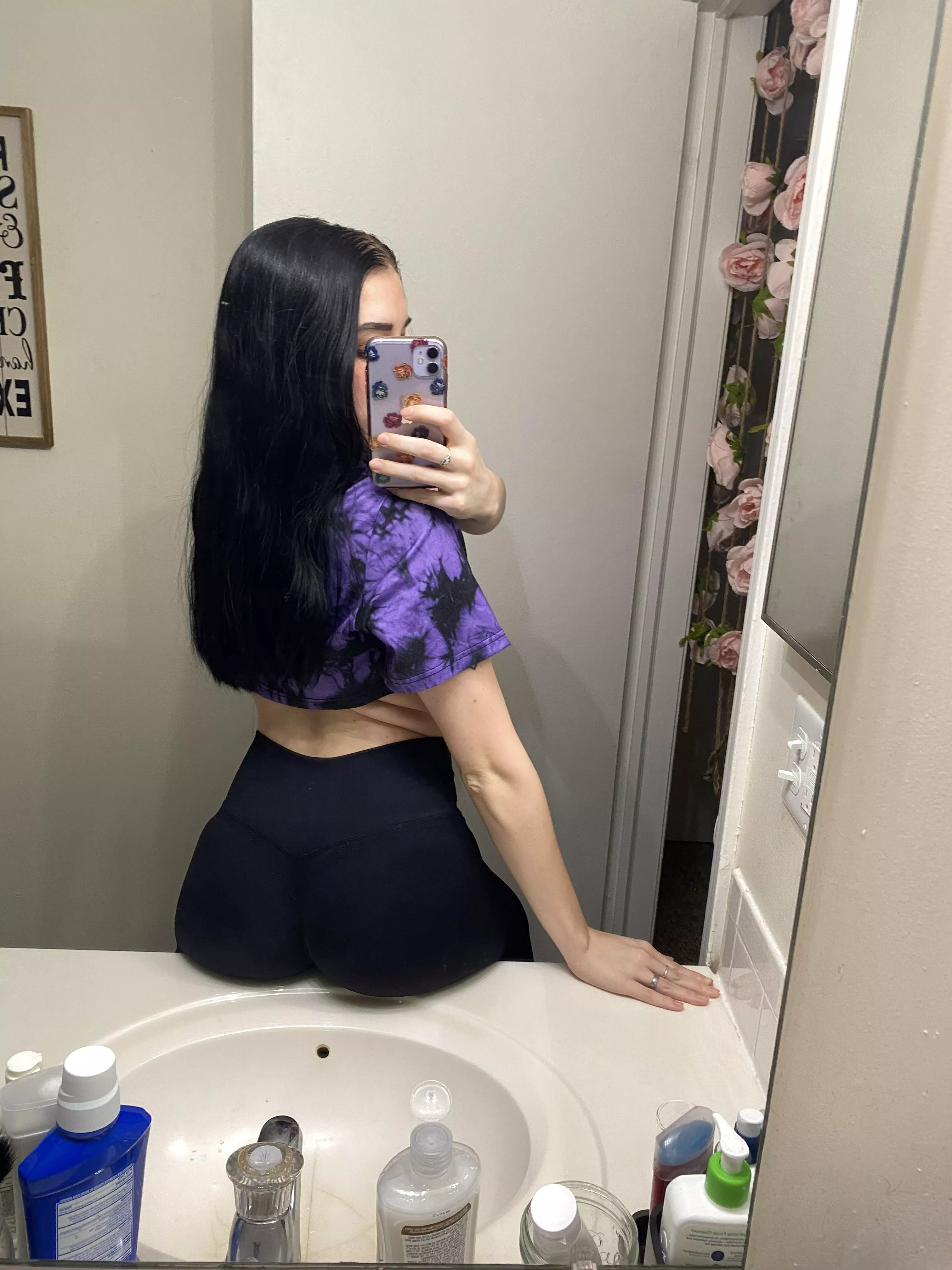 Booty on the counter 🍑🙊