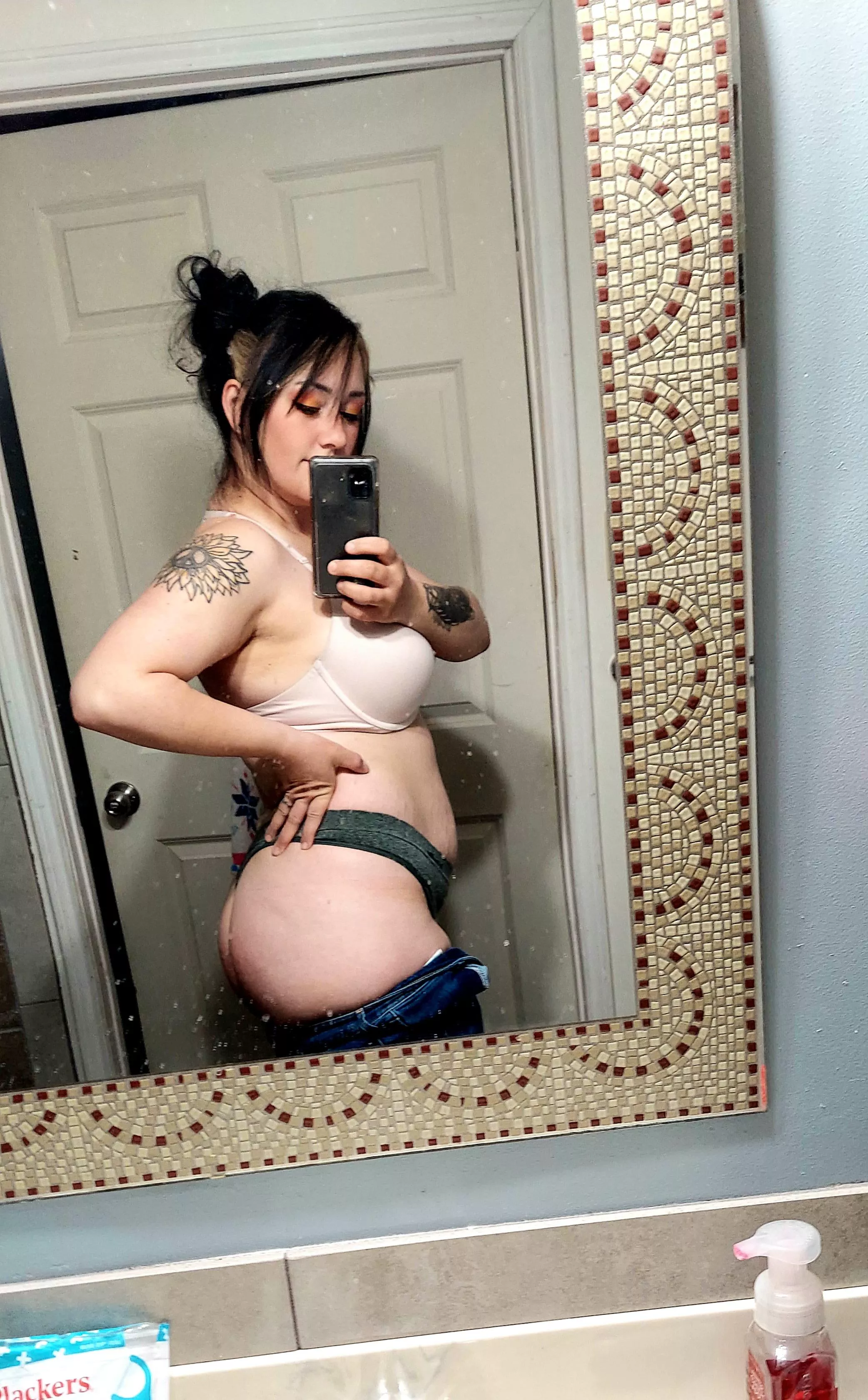 Bored at work and horny, i need to be entertained 😝