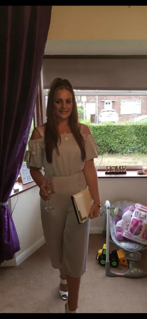 bored at work : start w fully clothed n let’s work our way down. i verify. start w a clothed pic showing her face / almost all pics show face / make sure yours shows face or don’t reply plz- curvy MILFs +++ ki k : seeebaaas99