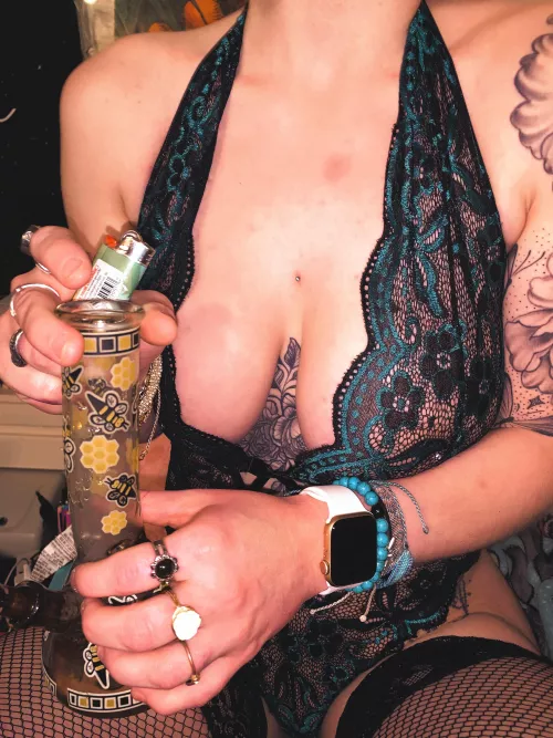 bored & horny ๐ come smoke with me ๐