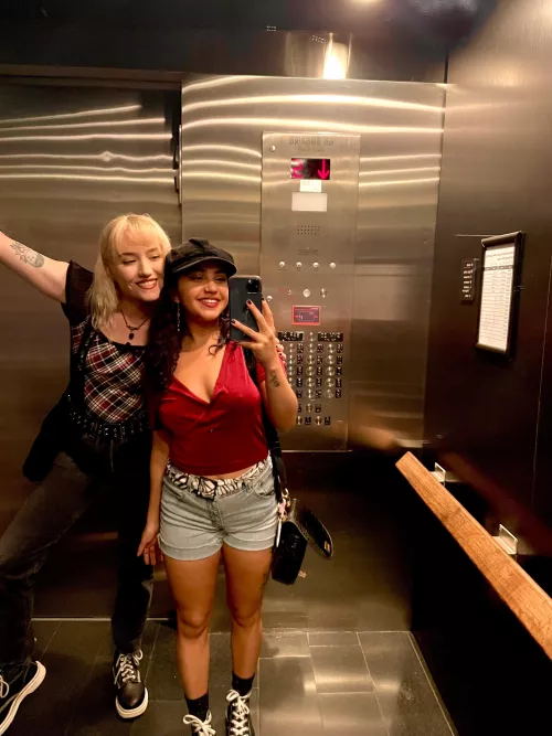 Both braless it’s the only way 💋