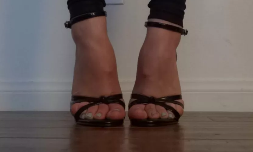 Bow down footboy and start servicing. >:D