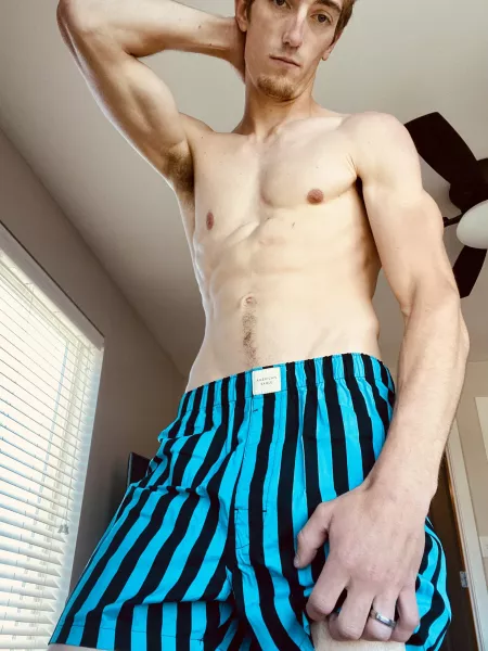 Boxers, abs, and toned muscle make the weekend way more fun 💁🏻♂️😈