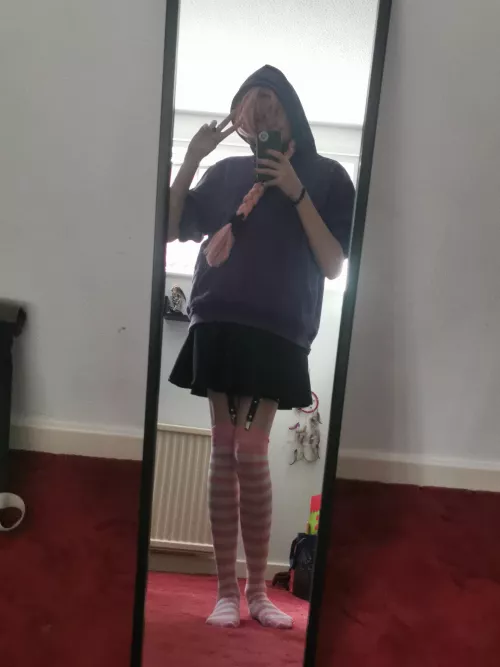 Boyfriend applications now open. Who can I be cute for and rewarded with headpats?