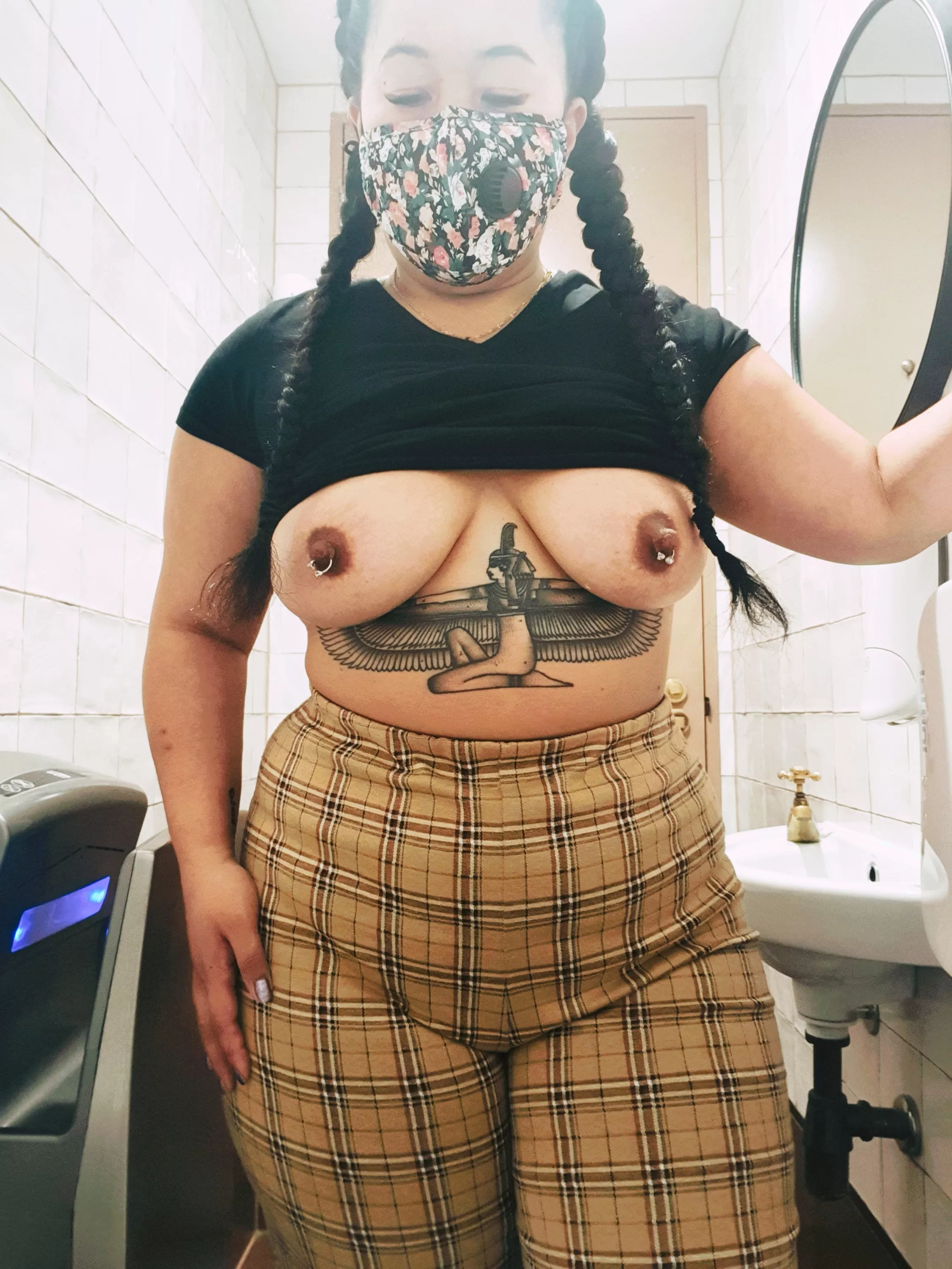 Break time shenanigans... just missing a dick to sit on (f) Break time shenanigans... just missing a dick to sit on (f)
