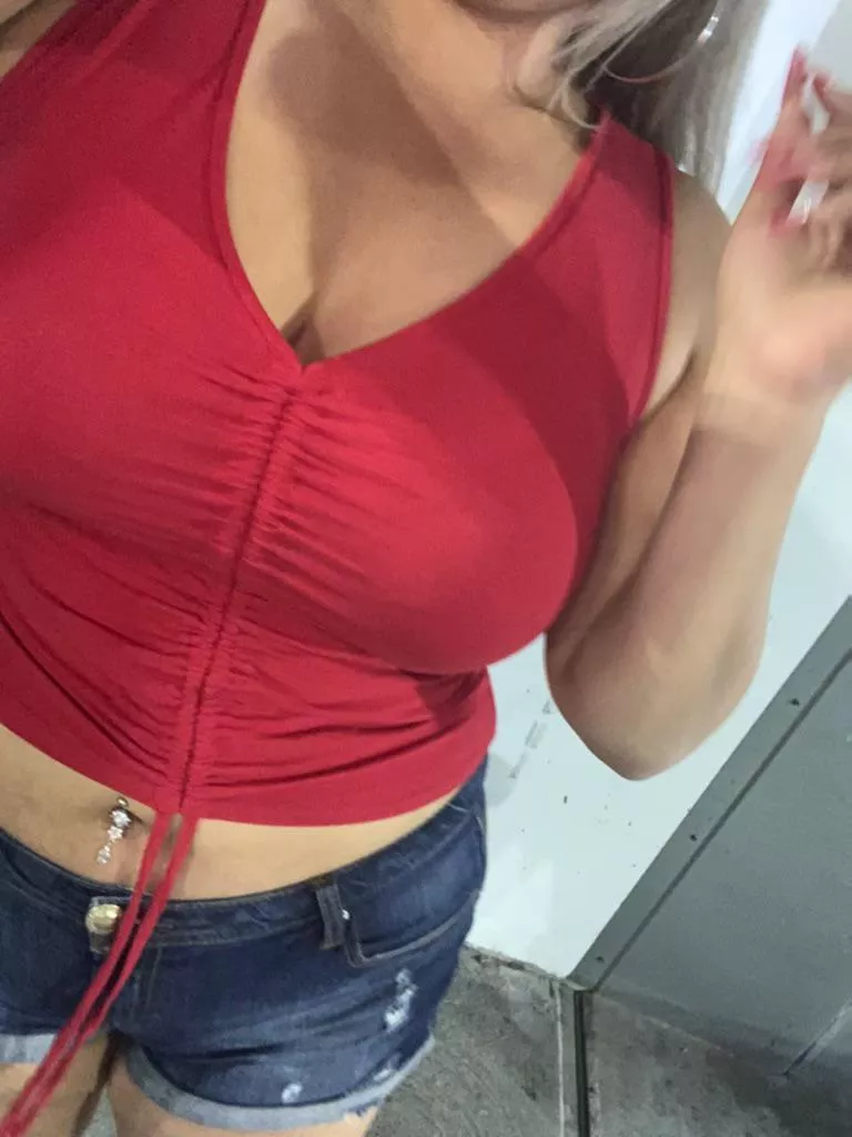 Bring your friends 😈 A girl like me likes to get passed around 😋 [image]