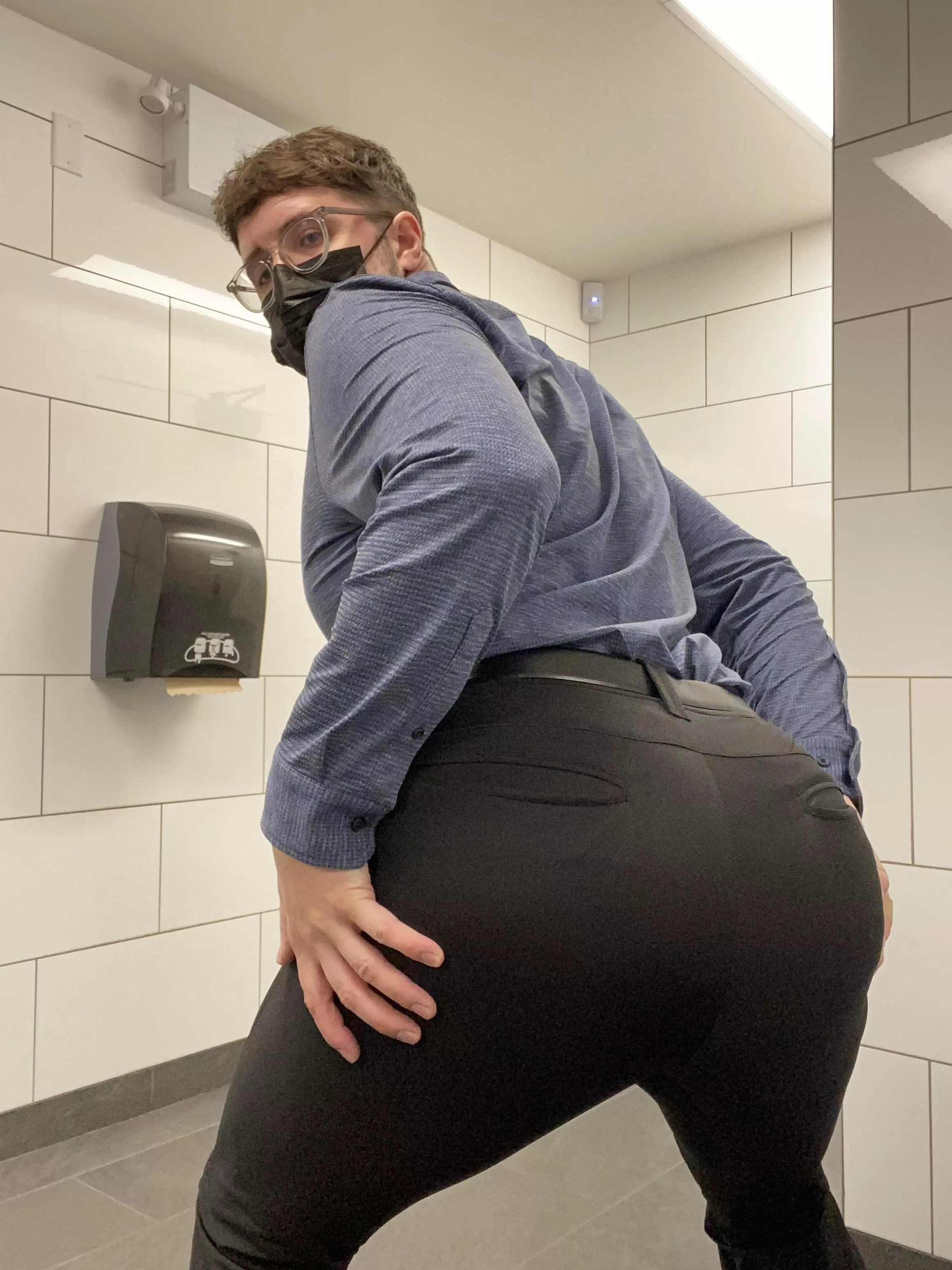 Bro, can you do things to my ass before I go back to work? If you’re fast no one will walk in 😉