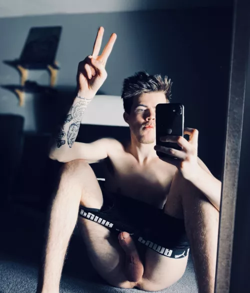 “Bro wanna see this dope mirror pic I took last night 😈”