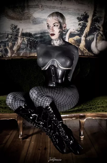 Broken doll. What am I dreaming of?