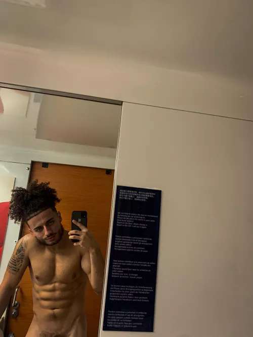 Bros do you like mirror selfies? š