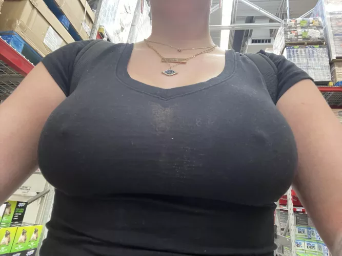 Brrr, it’s cold at the grocery store. 😏 (f)