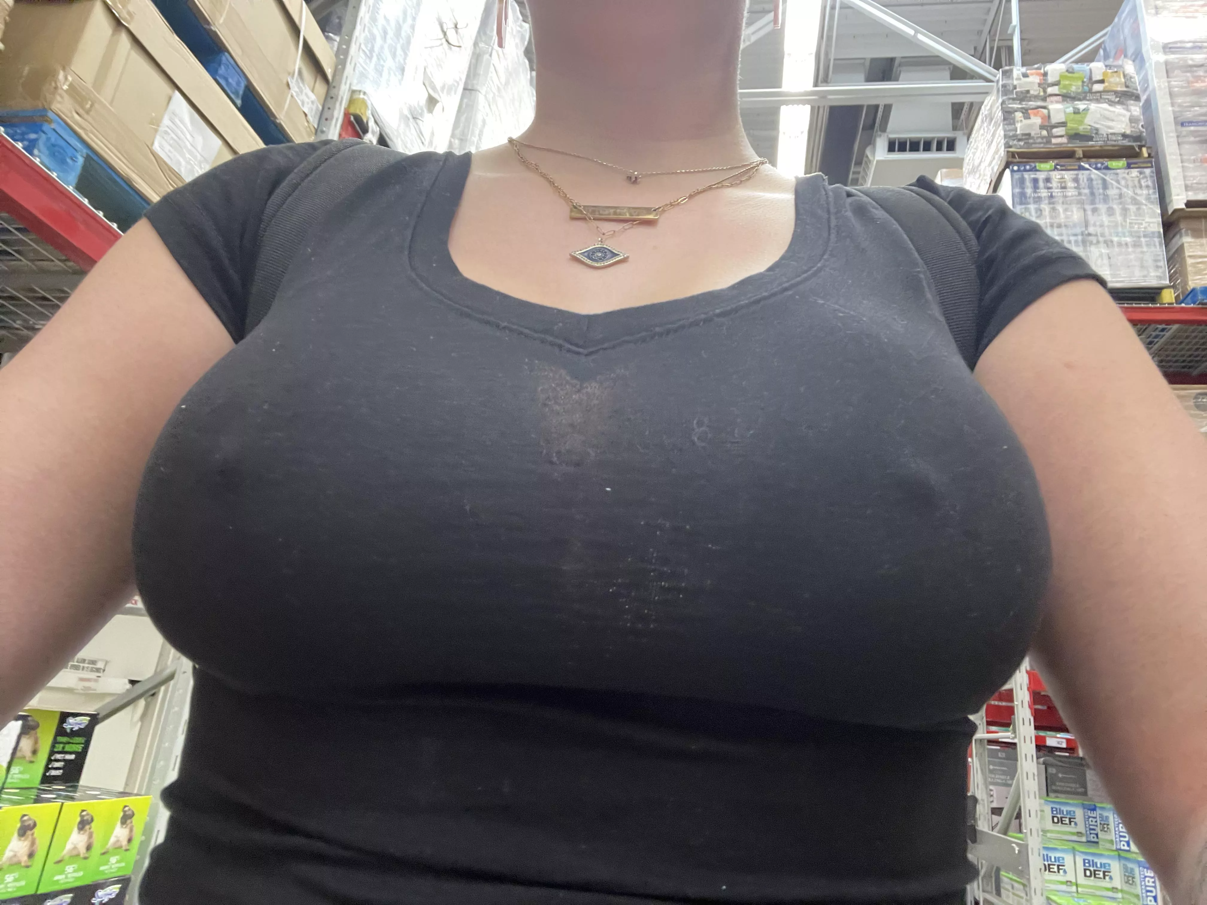 Brrr, it’s cold at the grocery store. 😏 (f)