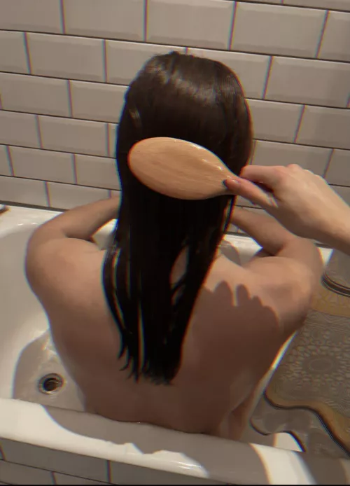 Brushing pet’s hair in a bath 🧼