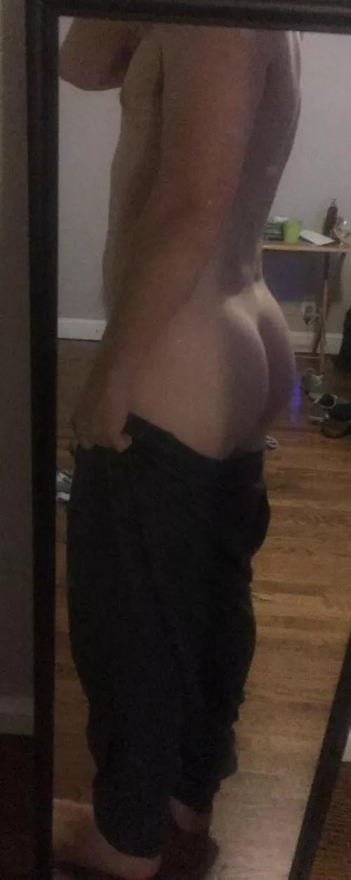 Bubble butt jock who needs a good fuck 😩😛