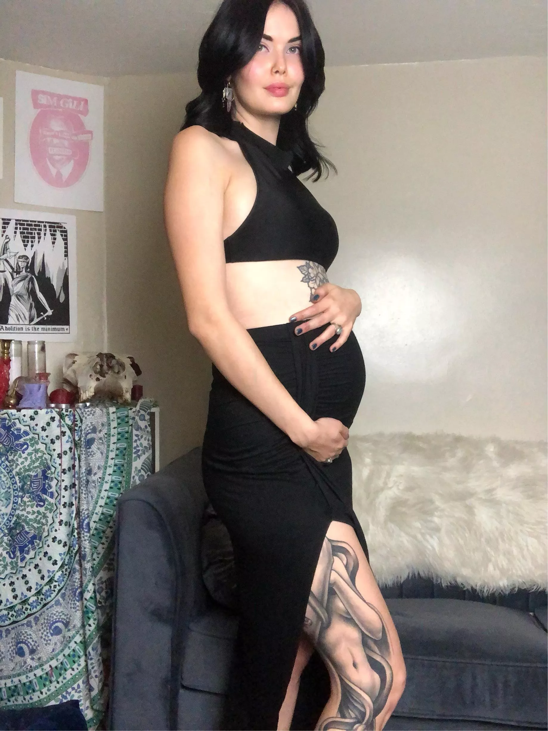 Bump coming in nicely, currently twenty-seven weeks 🖤 Bump coming in nicely, currently twenty-seven weeks 🖤