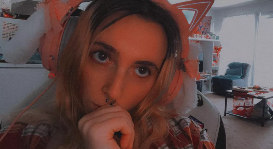 Bunny ears on the cat headphones ✌🏻😂🎀