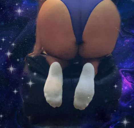 Calling all ass and foot sluts. Come worship my ass and white socks and send to me while you’re at it 