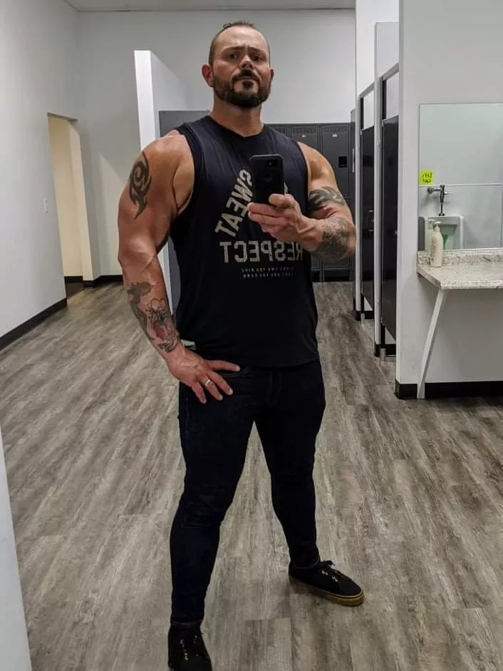 Can a strongman be a hot guy w.tattoos ? Can a strongman be a hot guy w.tattoos ?