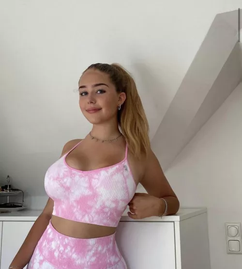 Can anyone Jerktrib her.Send it Kik killian2960 for more