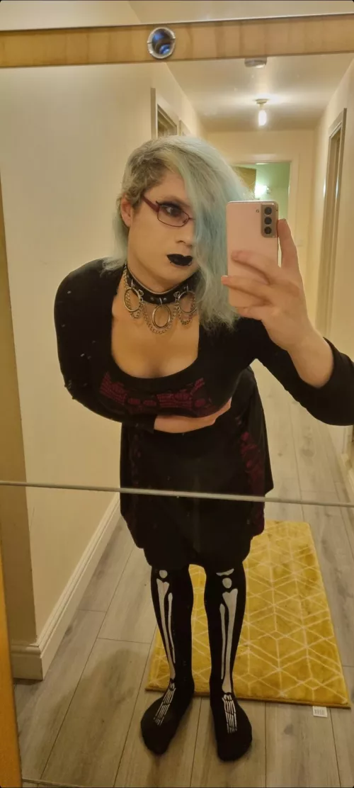 Can I be your goth/alt girlfriend? Kinda looking for one myself 👉👈