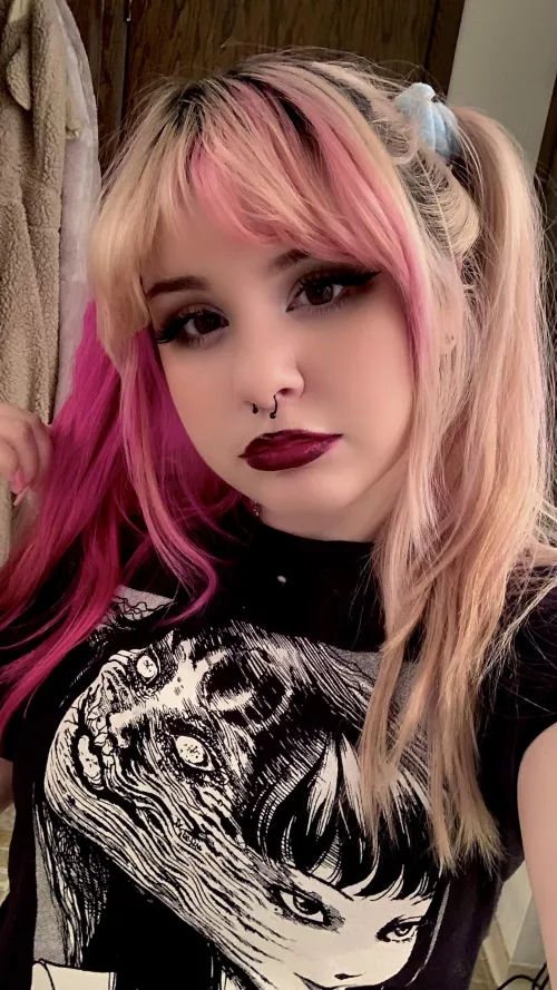 can I leave lipstick stains on you?<3 (21f)